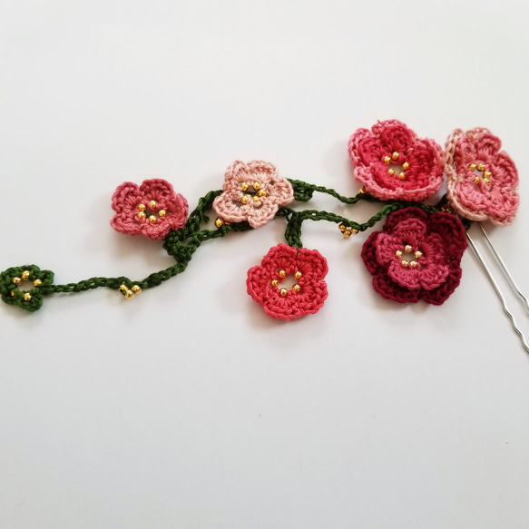 オヤで編んだ赤いお花のかんざし 2枚目の画像