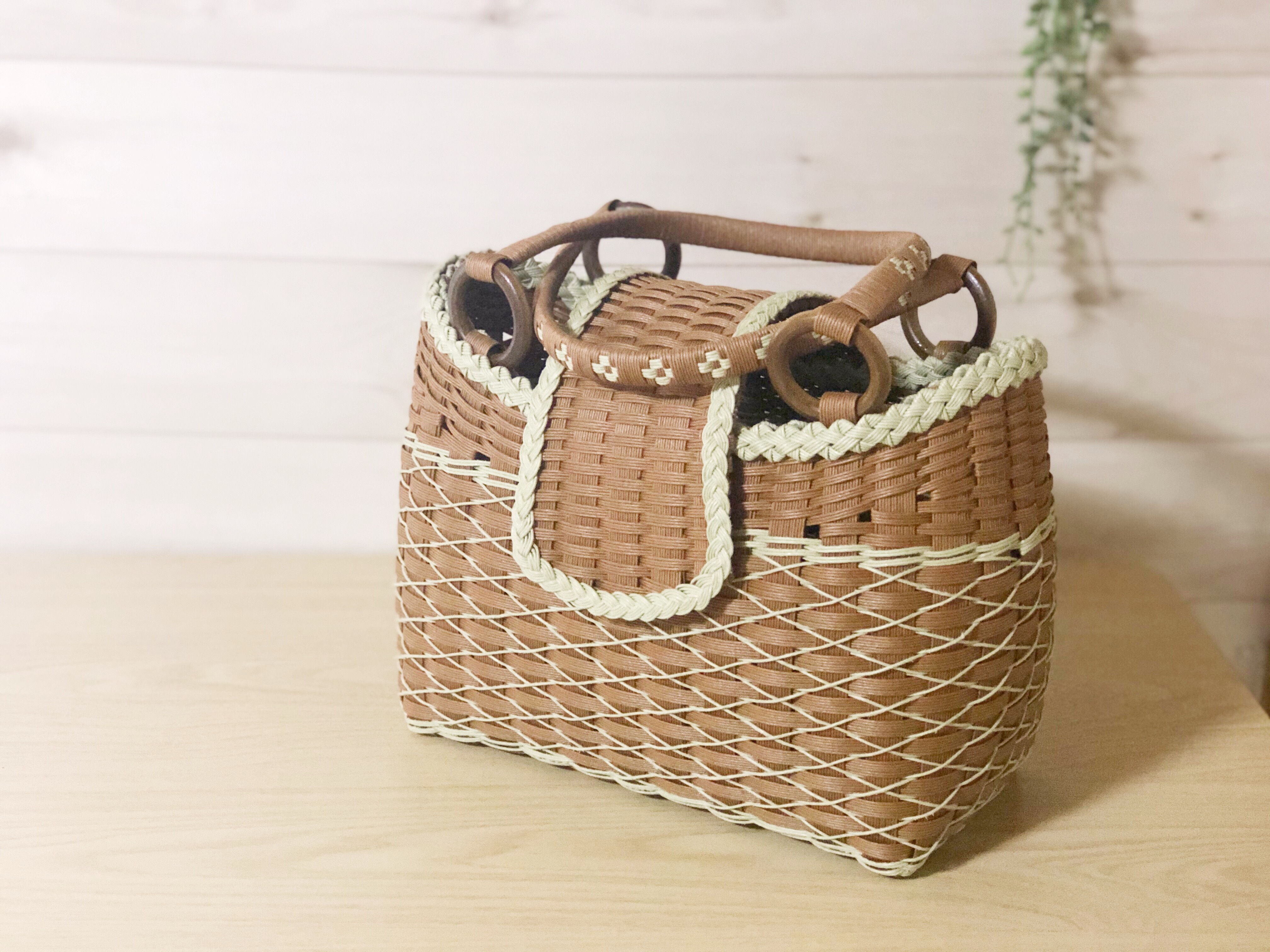 ふた付きの手提げかごバッグ