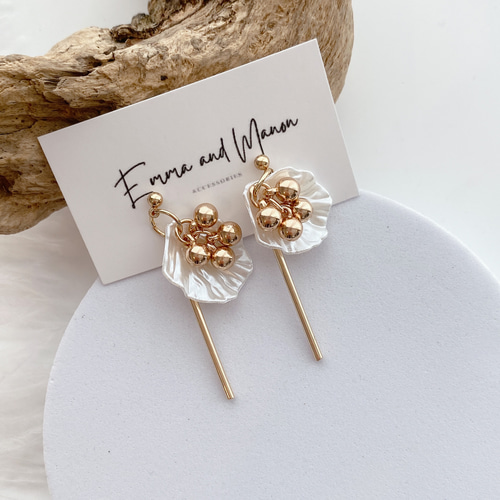 ボタン&花&ファー ピアス‪ஐ‬イヤリング アレルギー対応 チタンポスト フェミニンフラワーピアス ピアス