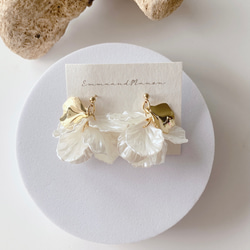 ★チタンポスト　アレルギー対応　ピュア　ホワイト　花びら　メタル　ウェディング　ブライダル　ピアス　/イヤリング　 3枚目の画像