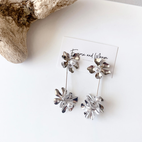 ☆金属アレルギー対応 メタルフラワー パール 大人ピアス 大ぶり