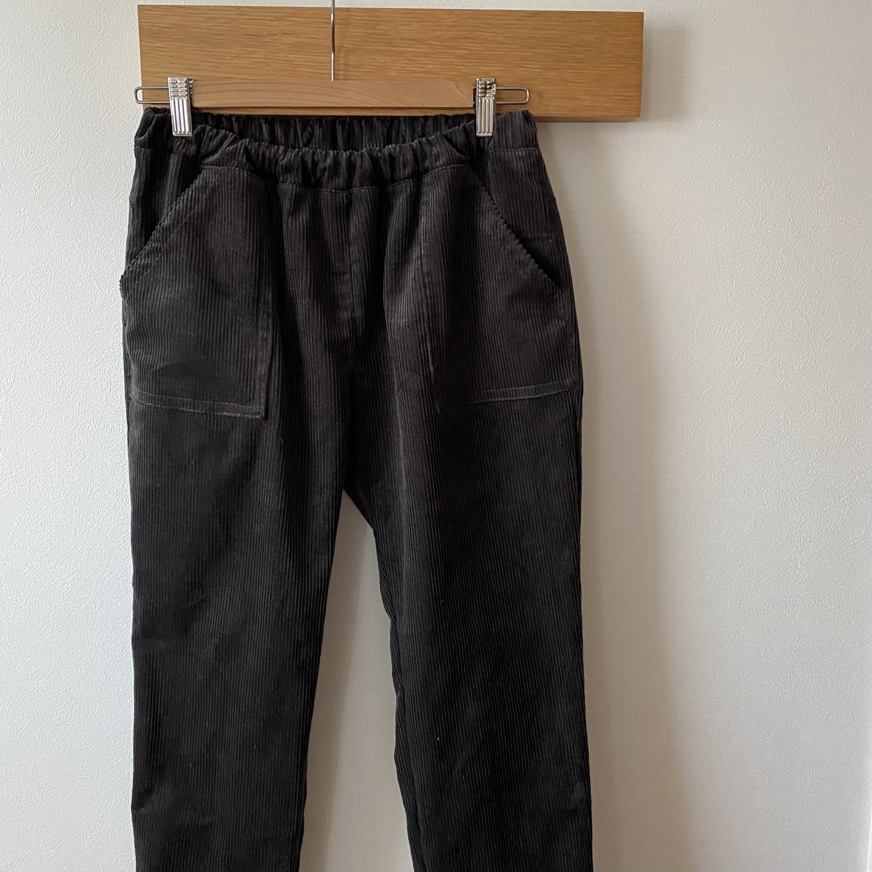 コーデュロイのテーパードパンツ＊チャコール［受注製作］