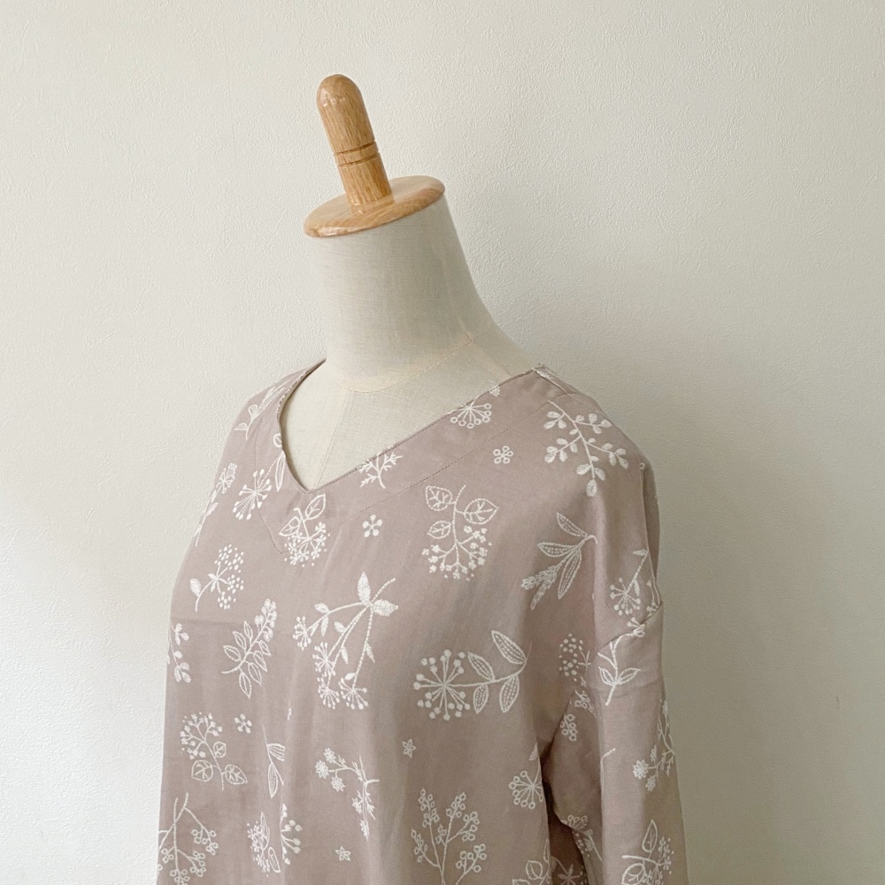ダブルガーゼのワイドプルオーバーチュニックタイプ  ✳︎フラワー×ベージュ【受注製作】