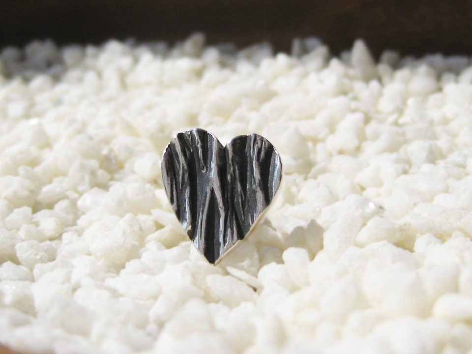 Nハートラペルピン(燻し仕上げ)