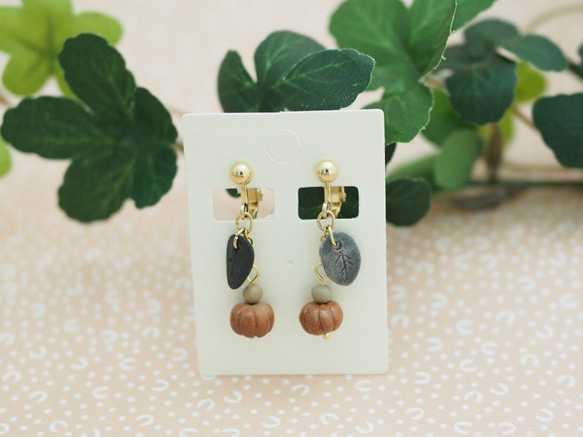 備前焼イヤリング　赤い木の実・葉っぱ付き（ピアス変更可）16kgp 2枚目の画像