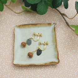 備前焼イヤリング　赤い木の実・葉っぱ付き（ピアス変更可）16kgp 3枚目の画像