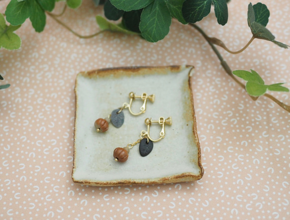 備前焼イヤリング　赤い木の実・葉っぱ付き（ピアス変更可）16kgp 3枚目の画像