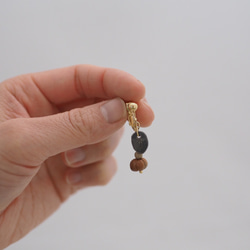 備前焼イヤリング　赤い木の実・葉っぱ付き（ピアス変更可）16kgp 5枚目の画像