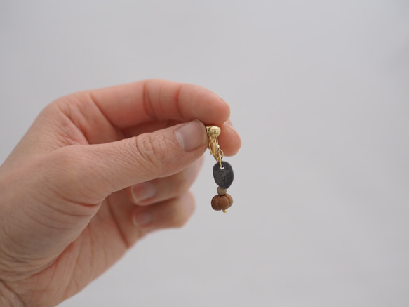 備前焼イヤリング　赤い木の実・葉っぱ付き（ピアス変更可）16kgp 5枚目の画像