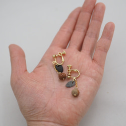 備前焼イヤリング　赤い木の実・葉っぱ付き（ピアス変更可）16kgp 6枚目の画像