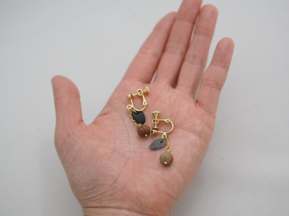 備前焼イヤリング　赤い木の実・葉っぱ付き（ピアス変更可）16kgp 6枚目の画像