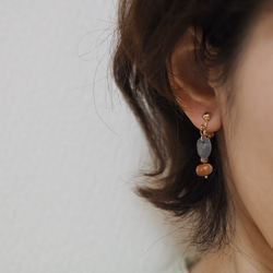 備前焼イヤリング　赤い木の実・葉っぱ付き（ピアス変更可）16kgp 7枚目の画像