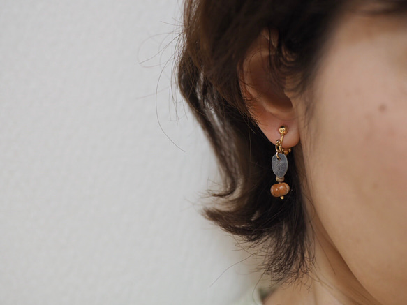 備前焼イヤリング　赤い木の実・葉っぱ付き（ピアス変更可）16kgp 7枚目の画像