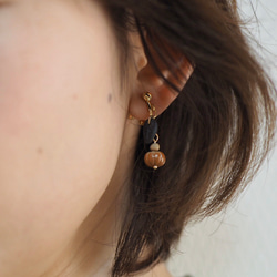 備前焼イヤリング　赤い木の実・葉っぱ付き（ピアス変更可）16kgp 8枚目の画像