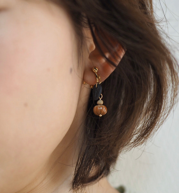 備前焼イヤリング　赤い木の実・葉っぱ付き（ピアス変更可）16kgp 8枚目の画像