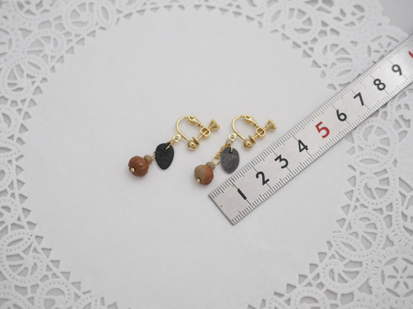 備前焼イヤリング　赤い木の実・葉っぱ付き（ピアス変更可）16kgp 9枚目の画像