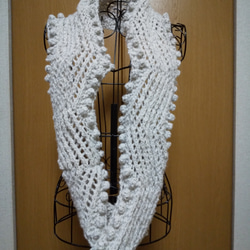 手編みボッブル付きスヌード　　（ホワイトグレー） 4枚目の画像