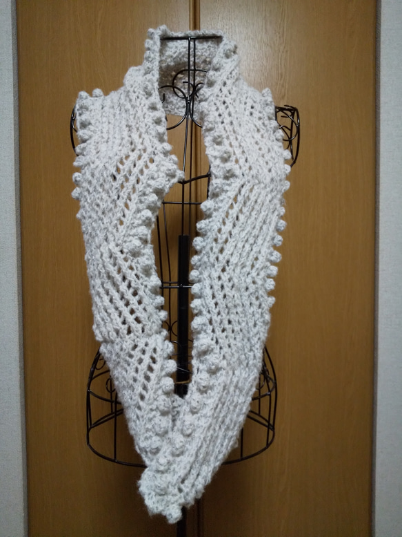 手編みボッブル付きスヌード　　（ホワイトグレー） 4枚目の画像
