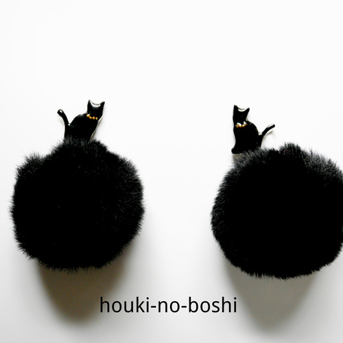 再販】もふもふボールと黒ねこピアス（イヤリング） ピアス（スタッド  