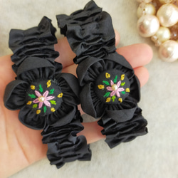 花咲く手刺繍　心が和むアームバンド✨可愛い　おしゃれ　機能性　上品　華やか　くるみボタン　アームカバー　袖　便利グッズ✨ 1枚目の画像