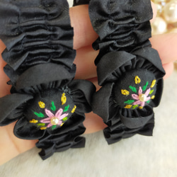 花咲く手刺繍　心が和むアームバンド✨可愛い　おしゃれ　機能性　上品　華やか　くるみボタン　アームカバー　袖　便利グッズ✨ 2枚目の画像