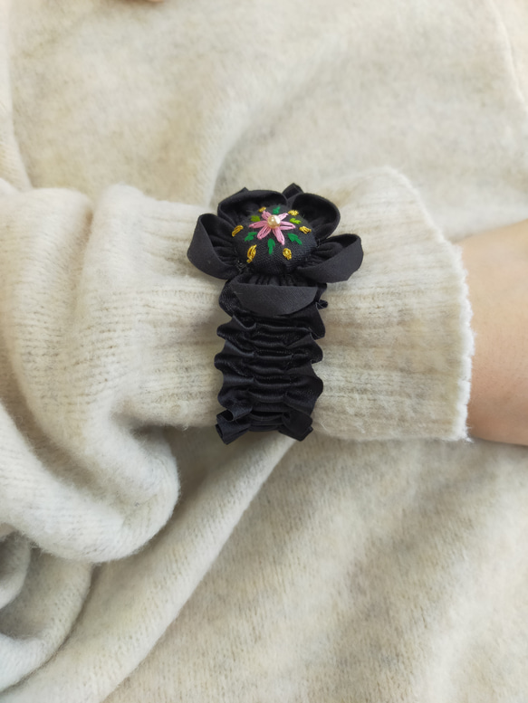 花咲く手刺繍　心が和むアームバンド✨可愛い　おしゃれ　機能性　上品　華やか　くるみボタン　アームカバー　袖　便利グッズ✨ 4枚目の画像