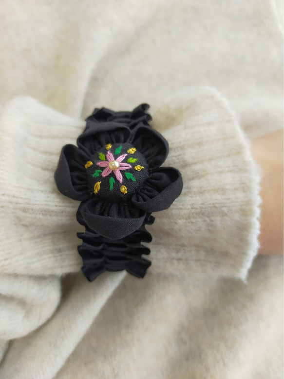 花咲く手刺繍　心が和むアームバンド✨可愛い　おしゃれ　機能性　上品　華やか　くるみボタン　アームカバー　袖　便利グッズ✨ 5枚目の画像