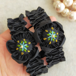 花咲く手刺繍　心が和むアームバンド✨可愛い　おしゃれ　機能性　上品　華やか　くるみボタン　アームカバー　袖　便利グッズ✨ 1枚目の画像