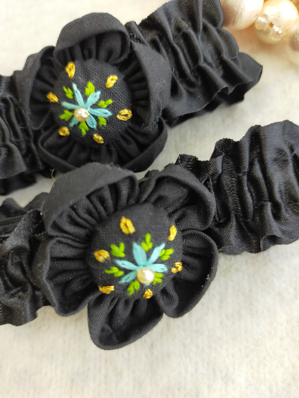 花咲く手刺繍　心が和むアームバンド✨可愛い　おしゃれ　機能性　上品　華やか　くるみボタン　アームカバー　袖　便利グッズ✨ 2枚目の画像