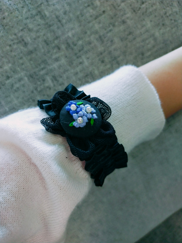 ぷっくり可愛い刺繍花✨アームバンド（オーガンジー　おしゃれアイテム　上品　華やか　くるみボタン　アームカバー　袖） 4枚目の画像