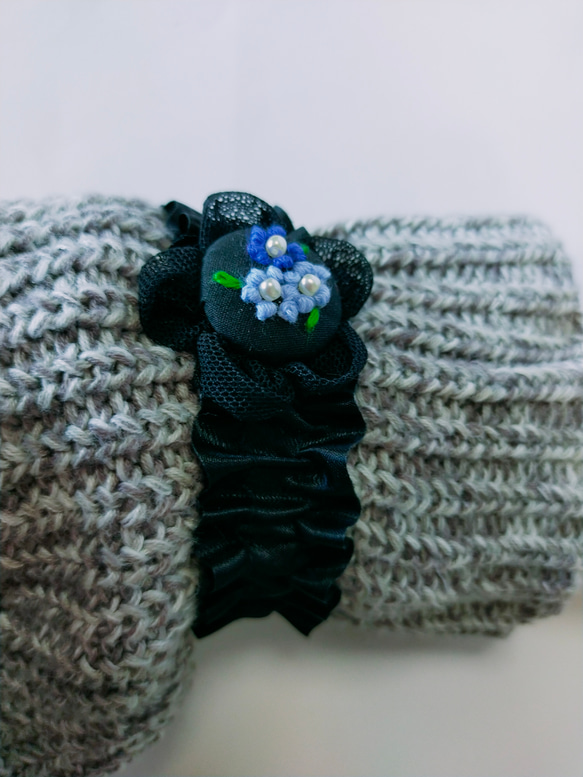 ぷっくり可愛い刺繍花✨アームバンド（オーガンジー　おしゃれアイテム　上品　華やか　くるみボタン　アームカバー　袖） 5枚目の画像