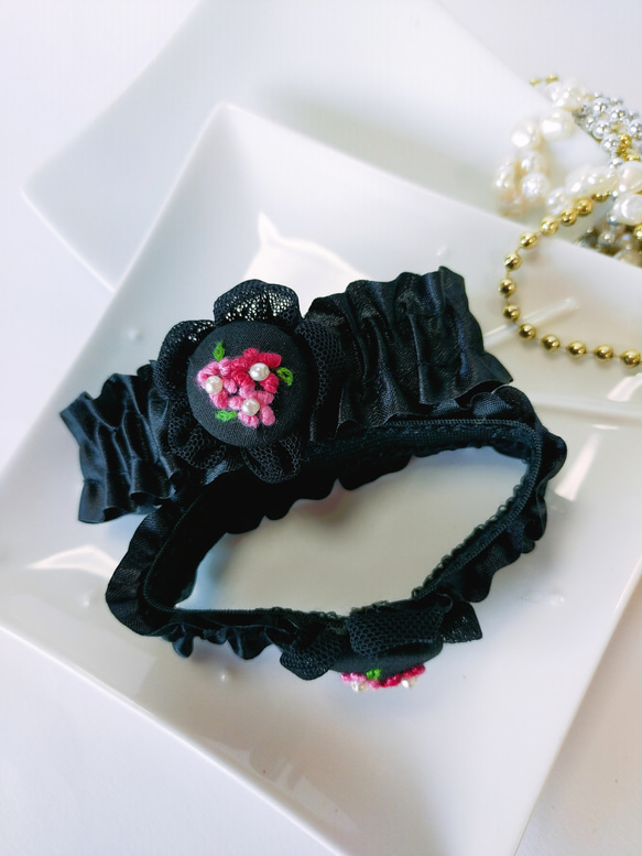 ぷっくり可愛い刺繍花✨アームバンド（オーガンジー　おしゃれアイテム　上品　華やか　くるみボタン　アームカバー　袖） 3枚目の画像