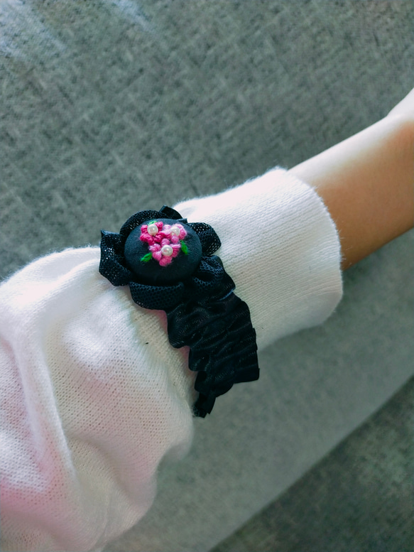 ぷっくり可愛い刺繍花✨アームバンド（オーガンジー　おしゃれアイテム　上品　華やか　くるみボタン　アームカバー　袖） 5枚目の画像