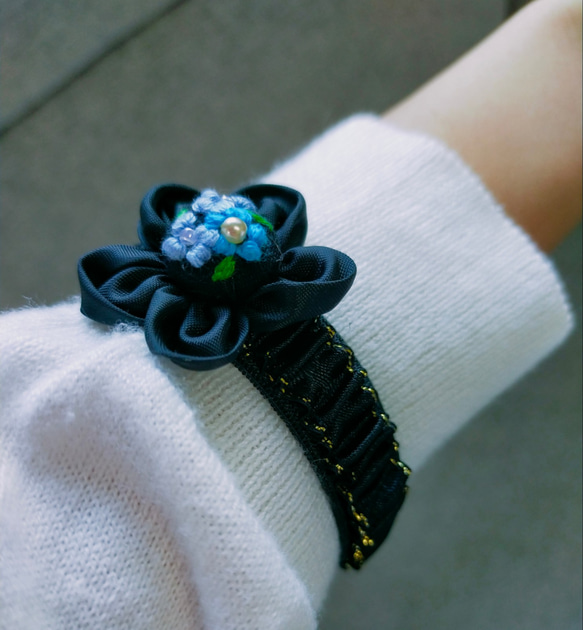 ぷっくり可愛い刺繍花✨アームバンド（便利　プチギフト　おしゃれアイテム　上品　華やか　くるみボタン　アームカバー　袖） 4枚目の画像