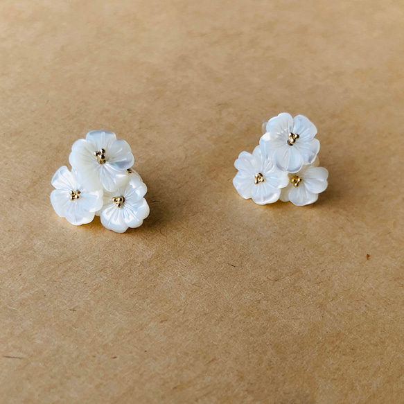 白い花束 シェルフラワーのイヤリング・ピアス 2枚目の画像
