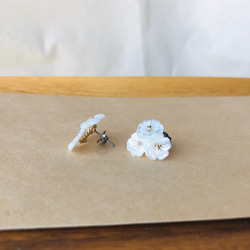 白い花束 シェルフラワーのイヤリング・ピアス 4枚目の画像