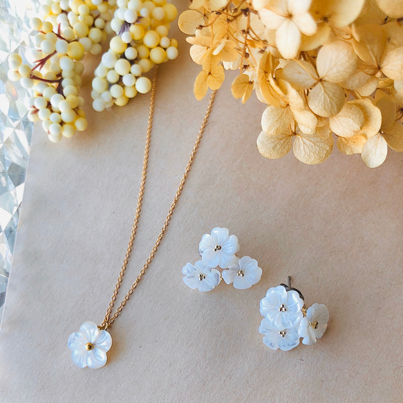白い花束 シェルフラワーのイヤリング・ピアス 5枚目の画像
