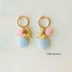 ミモザと桜と青空のフープイヤリング・ピアス 2枚目の画像