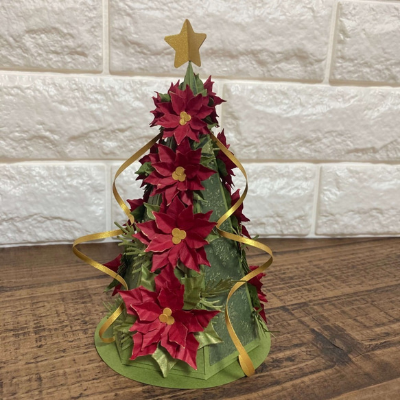 ポインセチアのクリスマスツリー 1枚目の画像