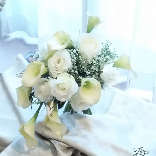 バラとカラーのクラッチブーケ フリルリボンが可愛いブートニア付