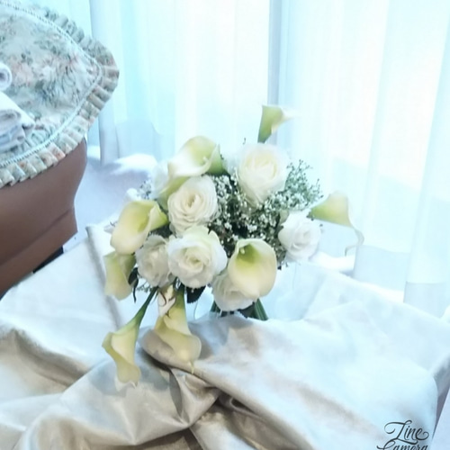 バラとカラーのクラッチブーケ フリルリボンが可愛いブートニア