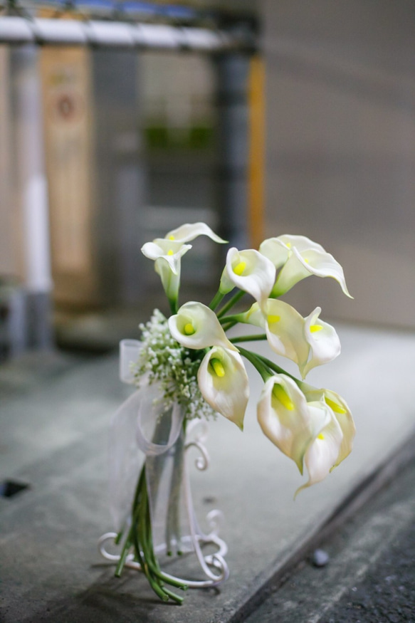 再販できます‼カラーとカスミ草のクラッチブーケ　G&R作品　アーティフィシャルフラワー仕様のオリジナルデザイン 2枚目の画像