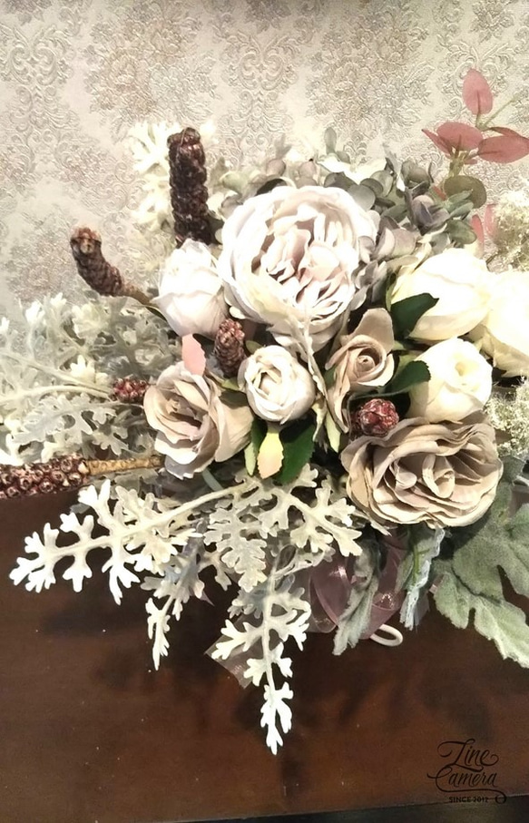 ドライタッチのクラッチブーケ　スタンド付き　アーティフィシャルフラワー仕様　アースカラー中心に優しい色合いの花材で 4枚目の画像