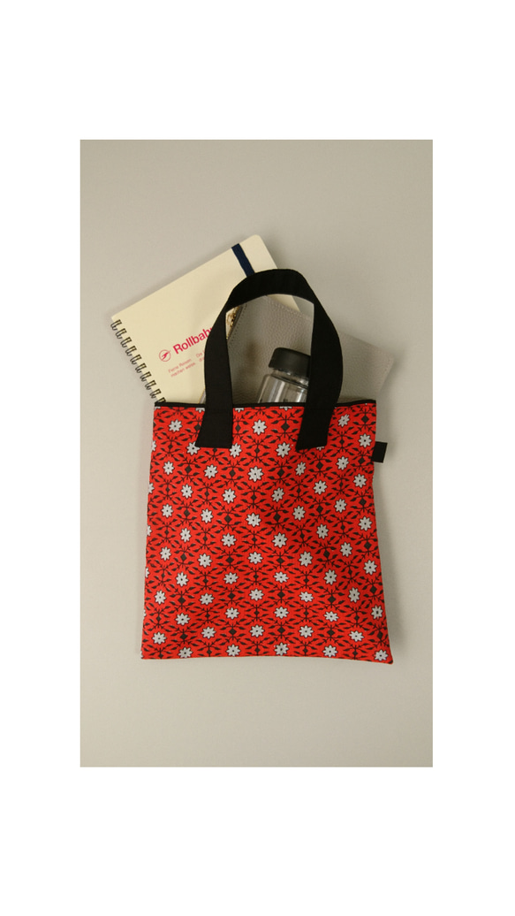 ミニトートバッグ 小花柄(赤色) 内ポケット付  近くへお出かけに便利な小さめのバッグ 3枚目の画像