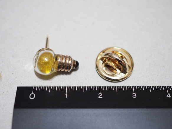小さな豆電球のピンバッチ 6枚目の画像