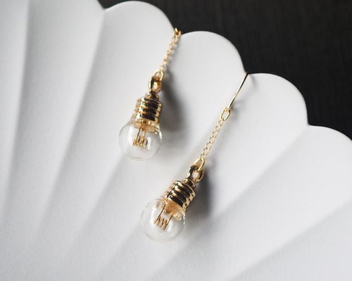 小さな豆電球のピアス【フィラメント】 ○14kgf○ ピアス