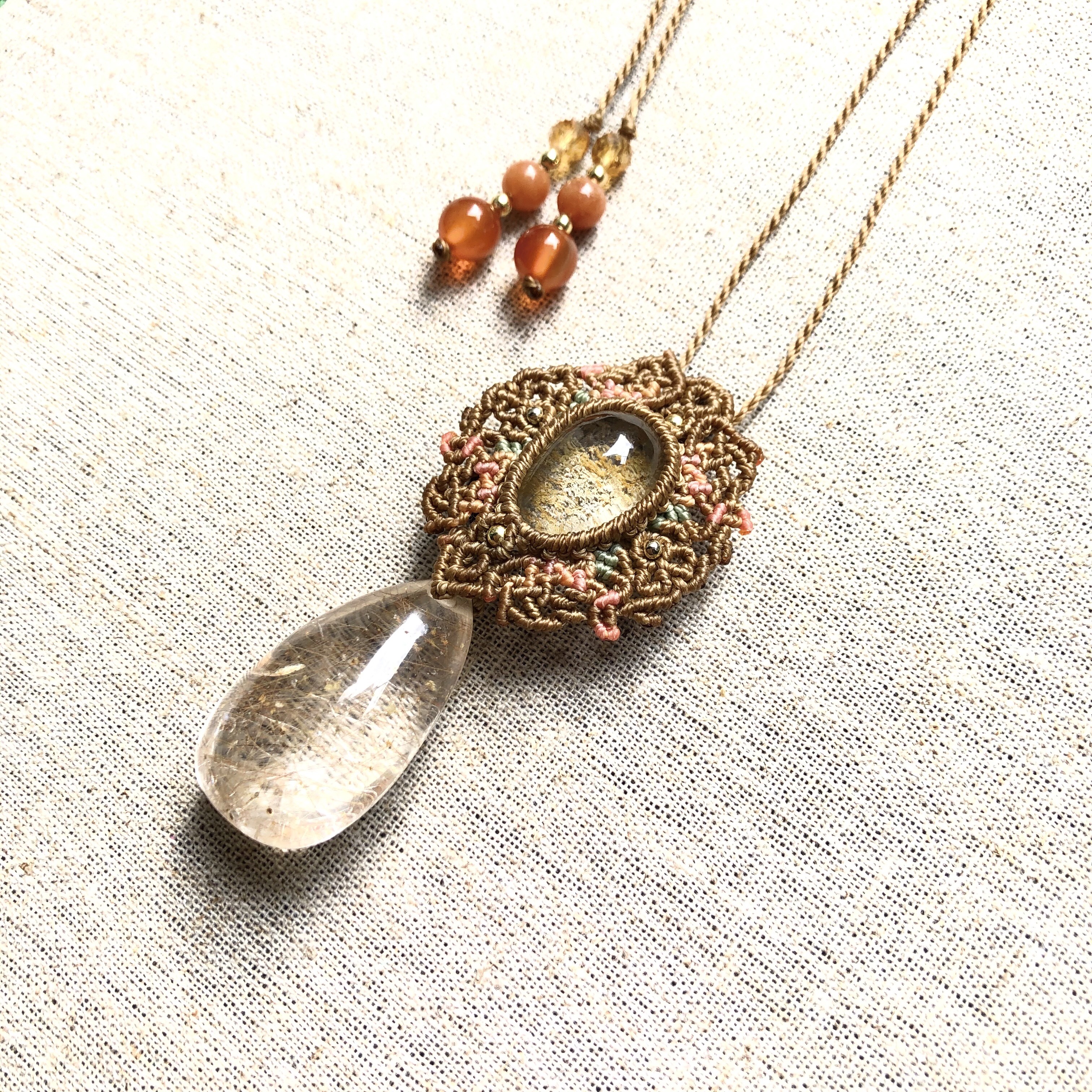 ♥︎︎∗︎*ﾟ〜アステカ・太陽の神殿〜ガーデンクォーツのマクラメペンダント