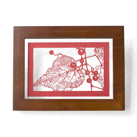 切り絵 野葡萄 葉 フローターフレーム 吊り・置き兼用 透明 額縁 赤の色渋紙 1枚目の画像