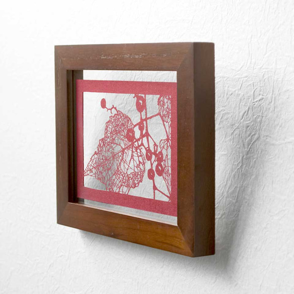 切り絵 野葡萄 葉 フローターフレーム 吊り・置き兼用 透明 額縁 赤の色渋紙 2枚目の画像