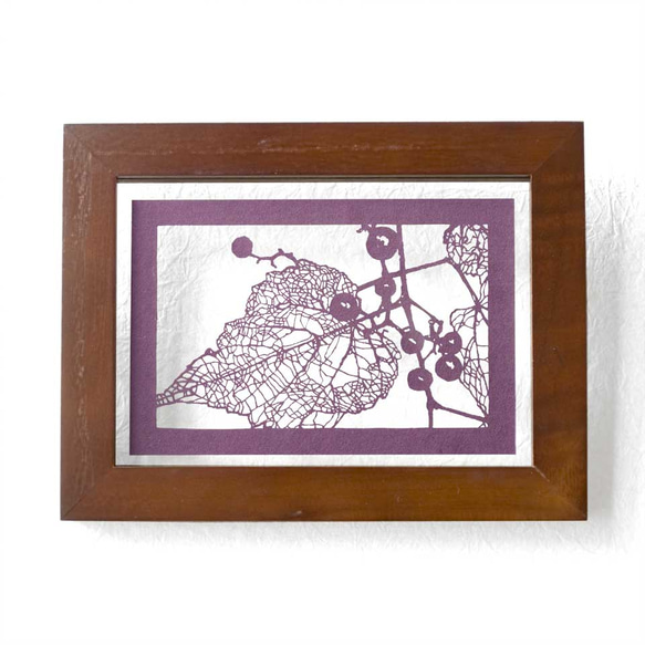 切り絵 野葡萄 葉 フローターフレーム 吊り・置き兼用 透明 額縁 深紫の色渋紙 1枚目の画像
